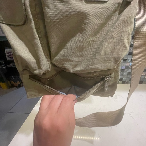 Baggallini Super Cute Crossbody- Great Condition, but see Photos of inner liner - Picture 2 of 7